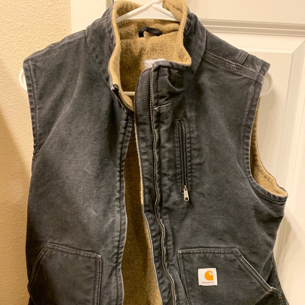 Women’s black Carhartt vest SOLD ON MERC